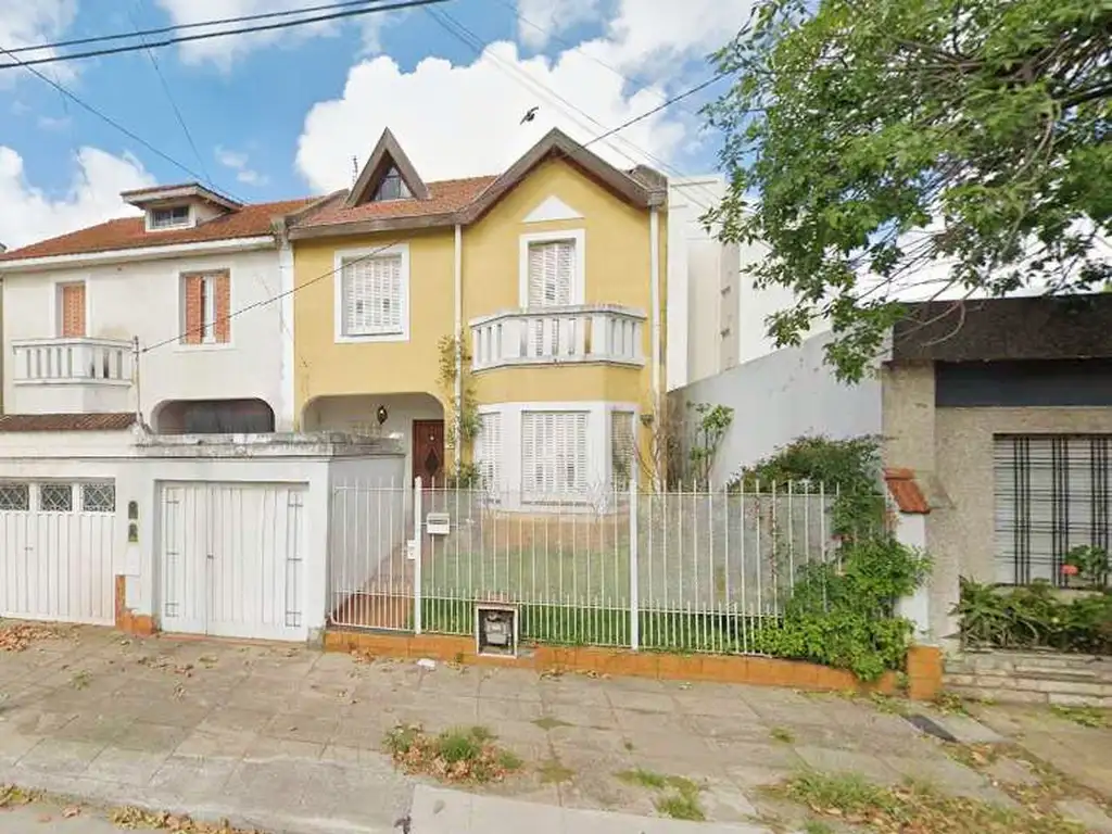 VENTA -  CASA DE 4 AMBIENTES - MORON