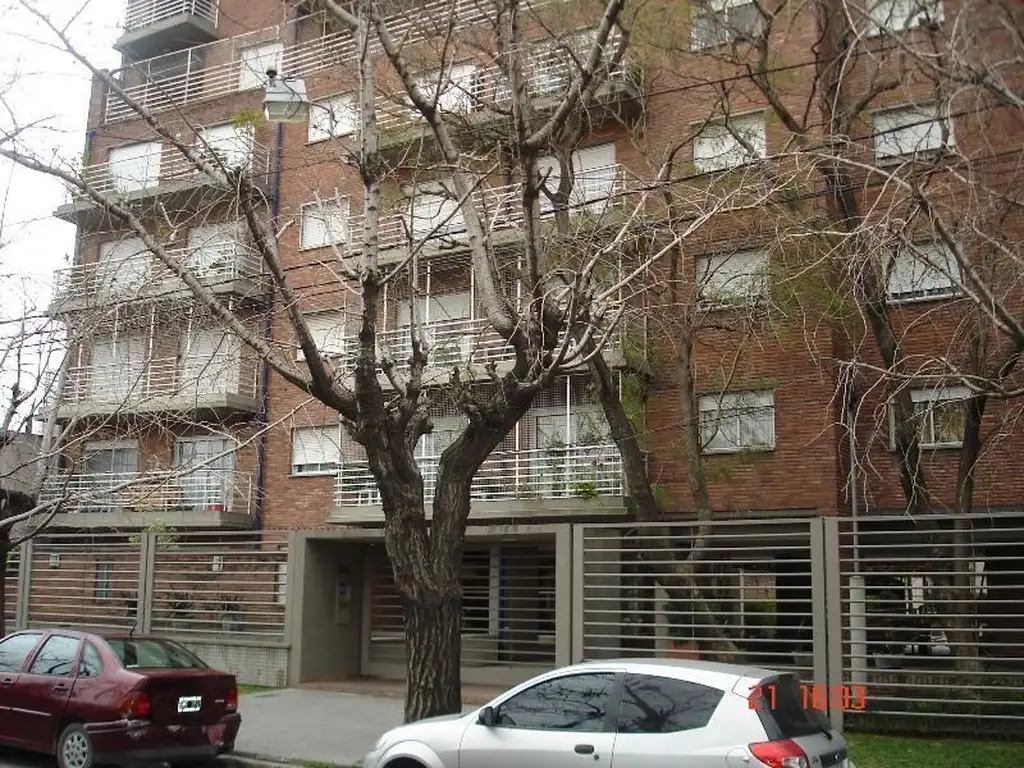 EXCELENTE DEPARTAMENTO 2 AMBIENTES CON BALCON. PILETA Y GIMNASIO. OPORTUNIDAD