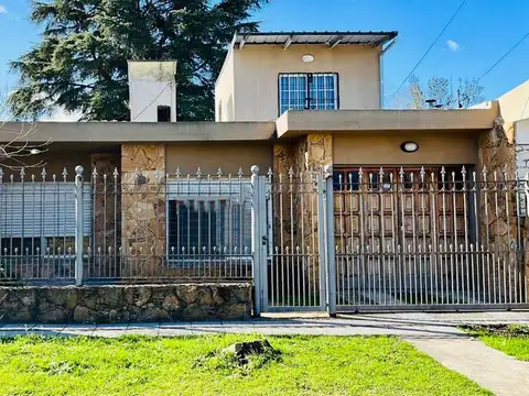 Casa en venta o permuta de 4 ambientes con parque, Berazategui.