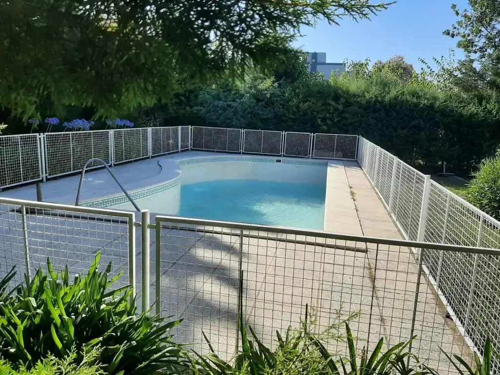 Venta casa para 2 familias 8 ambientes jardin piscina