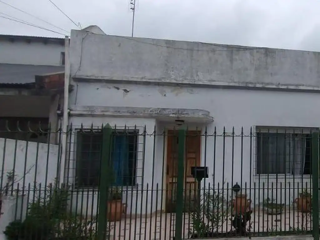 VENTA  CASA 3 AMBIENTES CON PATIO PARRILA  COCHERA APTO CRÉDITO