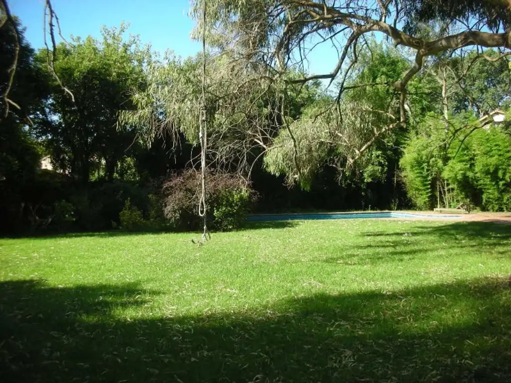 Lote de terreno con piscina