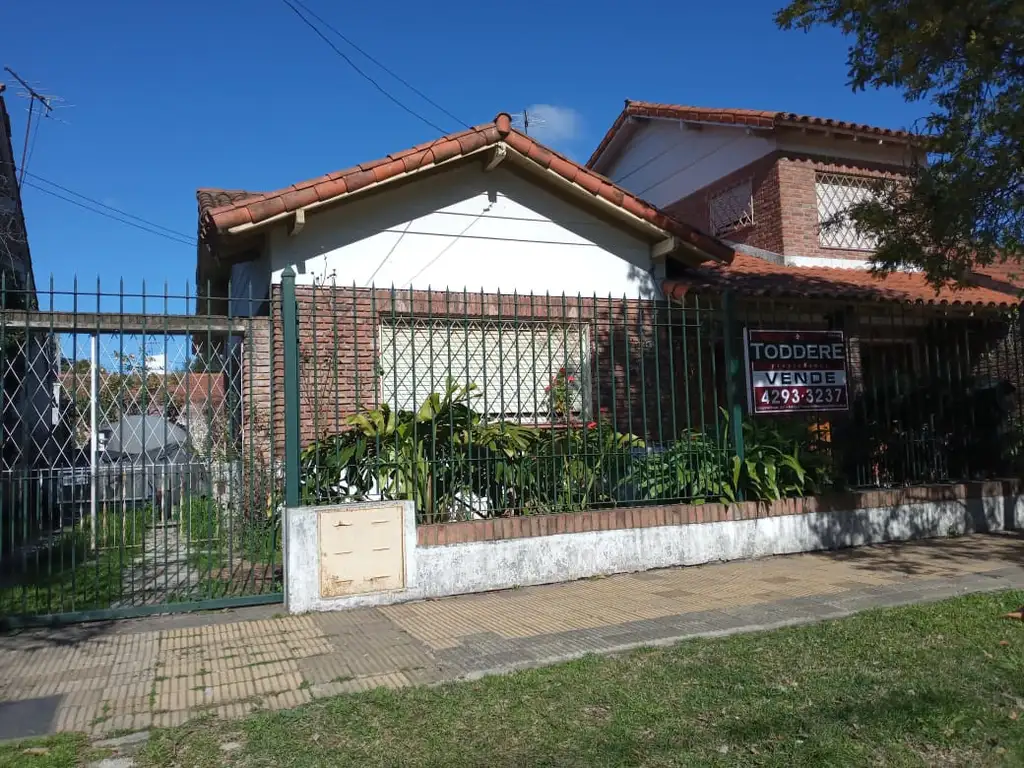 MUY LINDA CASA EN EXCELENTE UBICACIÓN EN ADROGUE