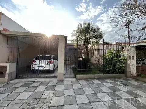 Venta casa 3 ambientes con cochera en Bernal