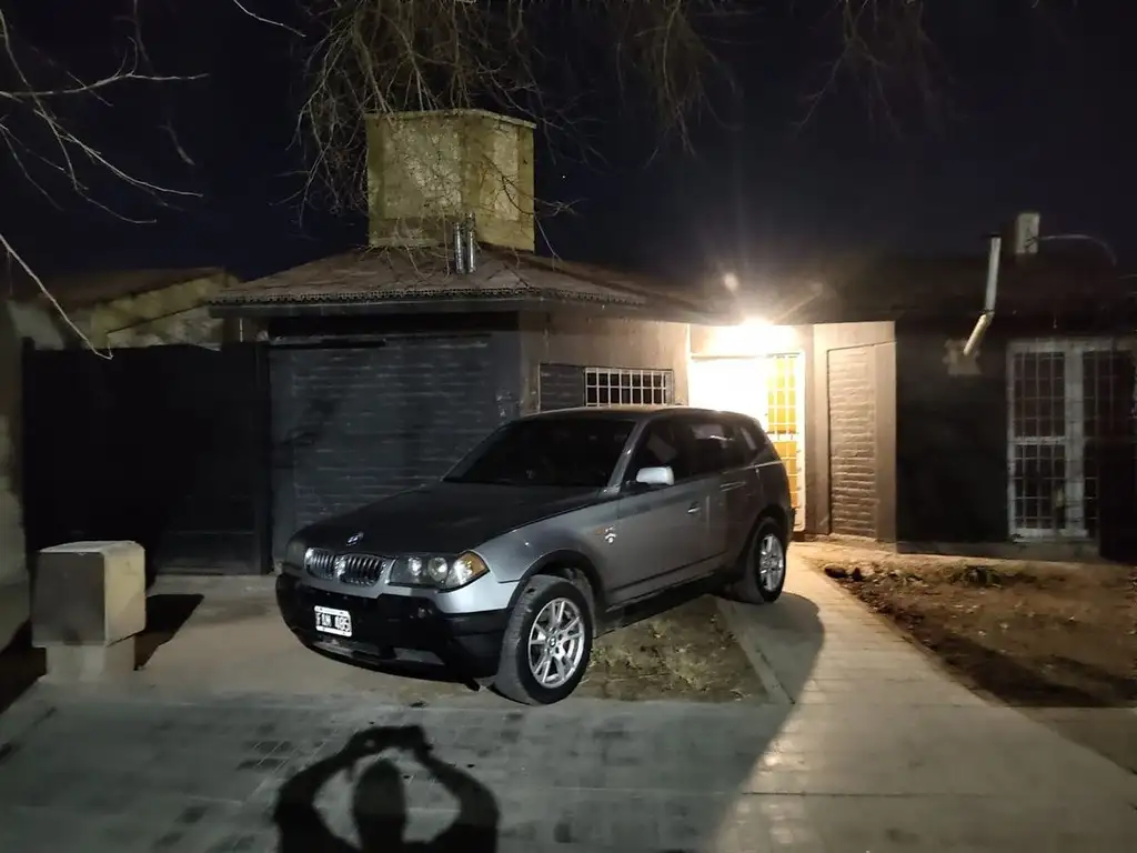 CASA EN VENTA CON PATIO Y COCHERA LAS HERAS