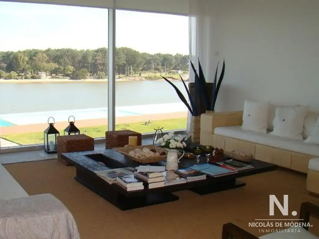 Vende apartamento de 4 dormitorios en suite, con vista espectacular en la Barra, Punta del Este.