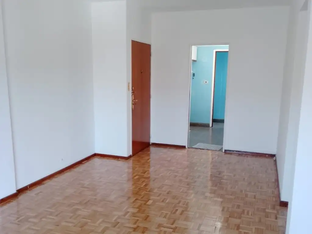 Departamento 3 ambientes muy lumionoso sobre Av. Belgrano con balcon corrido