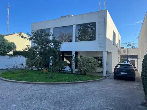 Edificio de oficinas en alquiler, en Pilar.