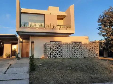 CASA en VENTA de 3 DORMITORIOS en LAS CAÑITAS BARRIO PRIVADO