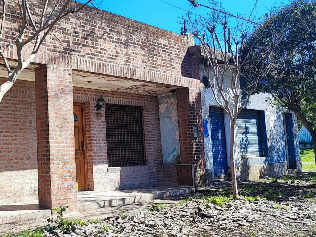 CASA EN VENTA CON LOCAL A REFACCIONAR