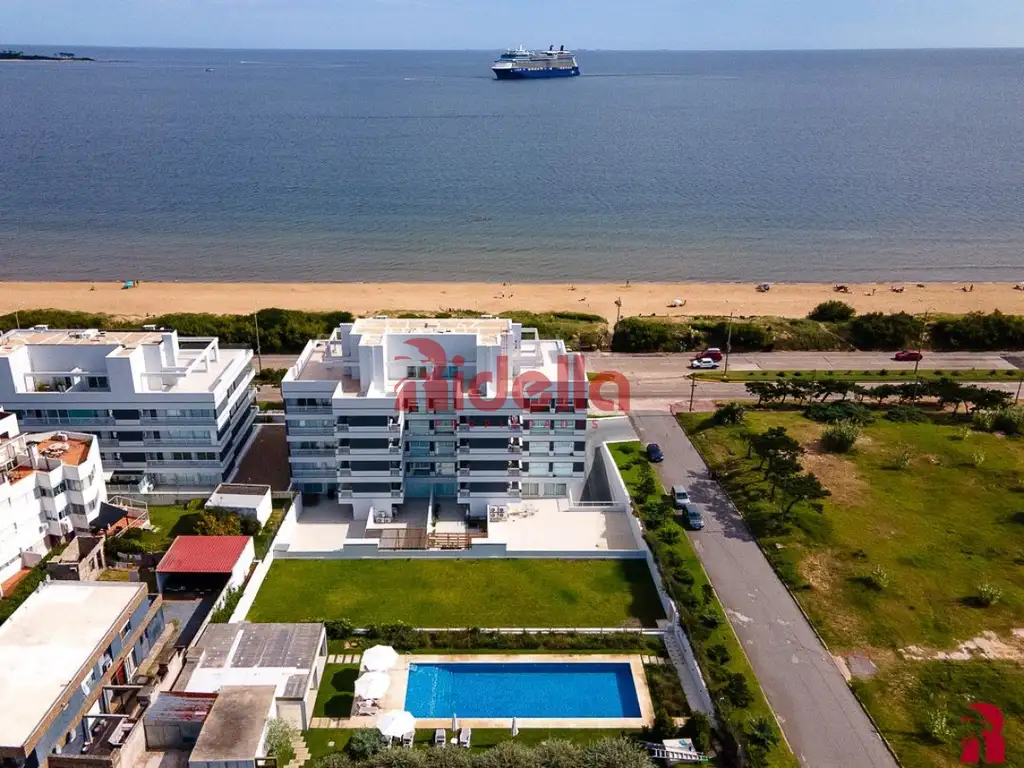 Venta apartamento Playa Mansa 2 dormitorios y dependencia