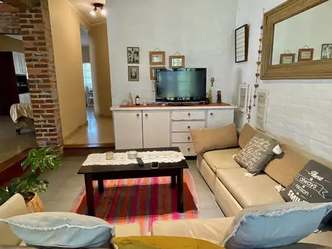 Excelente Chalet con Pileta en Barrio Montecarlo