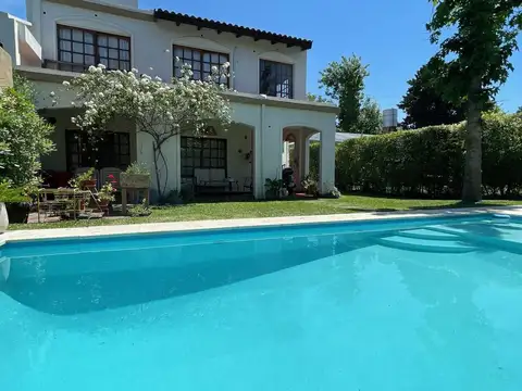 Excelente Chalet con Pileta en Barrio Montecarlo