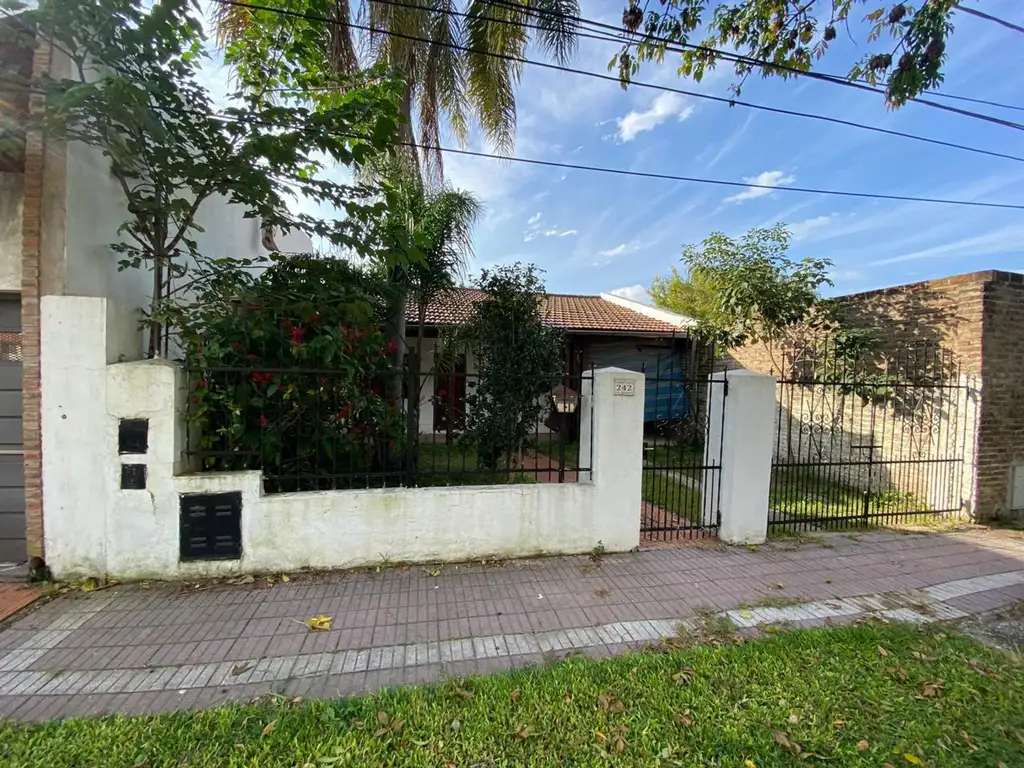 Venta casa reciclada, cochera. Zona río Baigorria